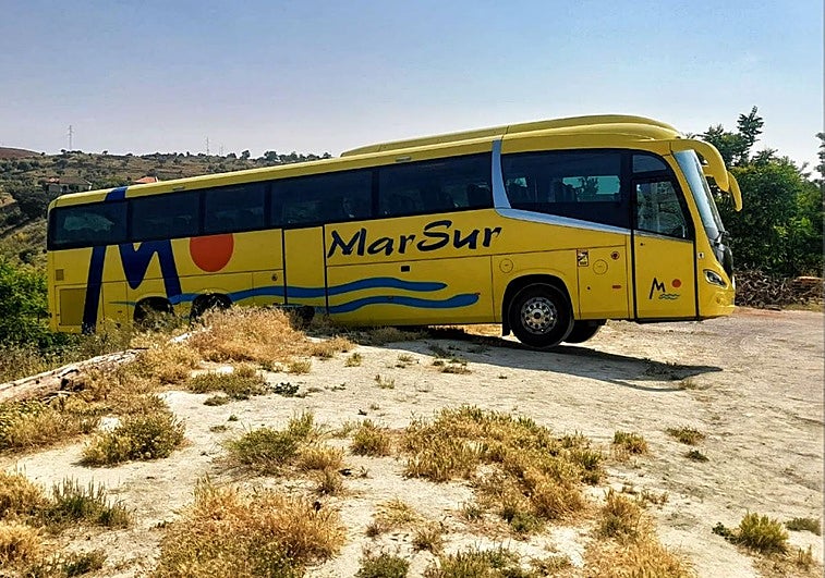 El chófer de un bus para a comer, le falla el freno de mano y se lleva el susto de su vida.