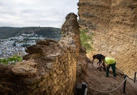 Operarios trabajando en el yacimiento arqueológico del Castillo de Montefrío.