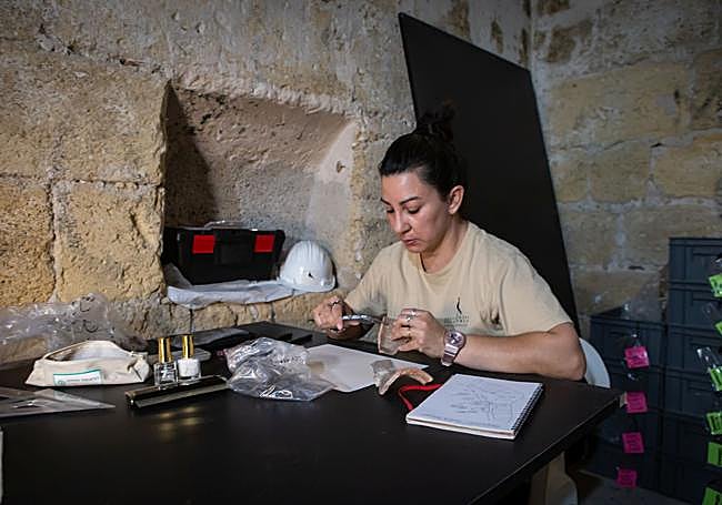 María José Peregrina tomando las dimensiones de un resto cerámico.