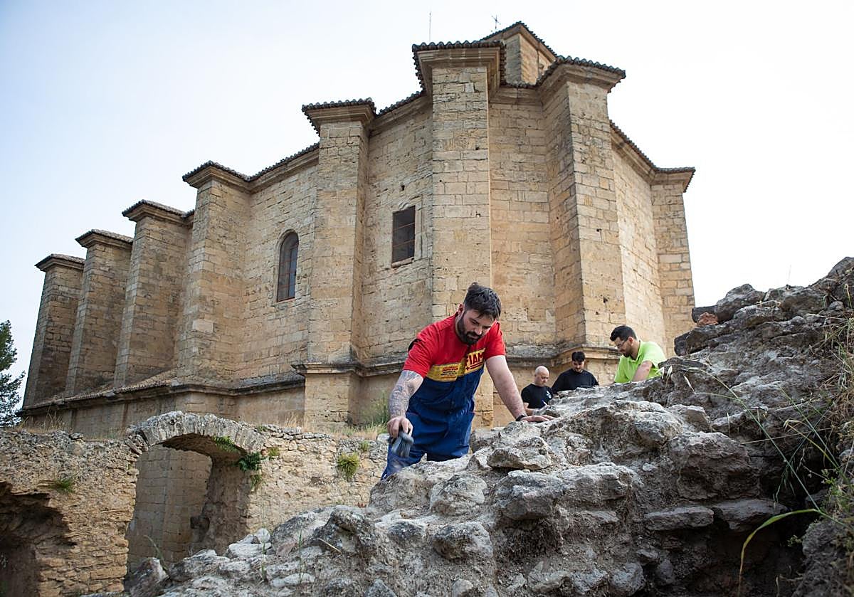 Imagen principal - Trabajando en el yacimiento. 