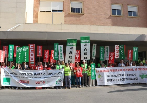 Concentración de representantes sindicales a las puertas del Hospital Universitario de Jaén.