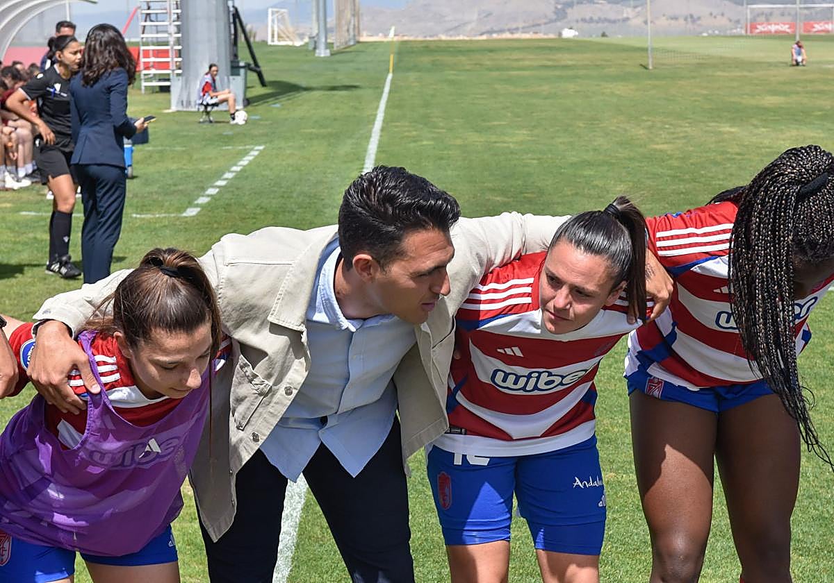 Alba Pérez, en el centro junto a Arturo Ruiz, en mitad de una conjura de equipo.