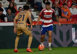 Rubén Sánchez encara a un futbolista del Eibar en Los Cármenes.
