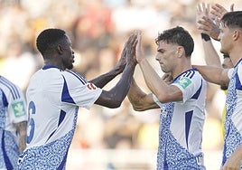 Hongla y Boyé se felicitan durante un partido de la pasada pretemporada del Granada.