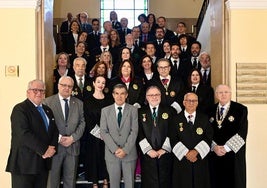 Foto de familia en la escalinata de la Audiencia de Jaén.