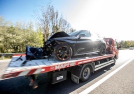 Uno de los coches del accidente del 7 de abril en la carretera de la Sierra.
