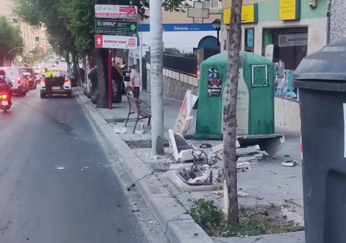 Un conductor ebrio se lleva por delante una farola y varios contenedores en pleno centro de jaén | ideal