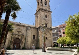 La plaza de San Ildefonso ya tiene instalada la iluminación especial para la 'feria chica'.
