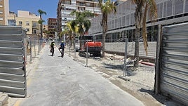 Reabre al tráfico rodado la avenida de Europa de Almuñécar tras los trabajos exteriores del mercado municipal