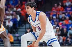 Álvaro Cárdenas, con la camiseta de los Broncos de la NCAA.
