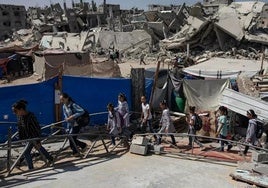 Niños gazatíes entre los escombros de su ciudad.