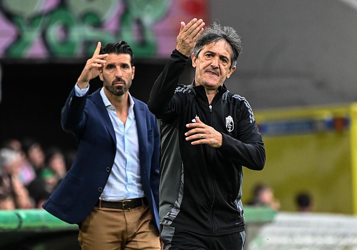 Pacheta ordena salir a un futbolista con Manolo Lucena detrás.