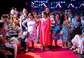 Varias de las modelos se detienen en la pasarela para mostrar los diseños.