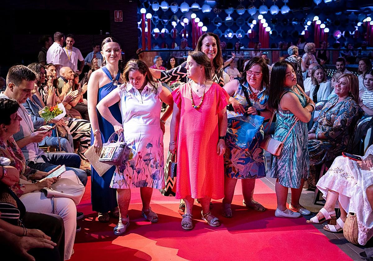 Varias de las modelos se detienen en la pasarela para mostrar los diseños.