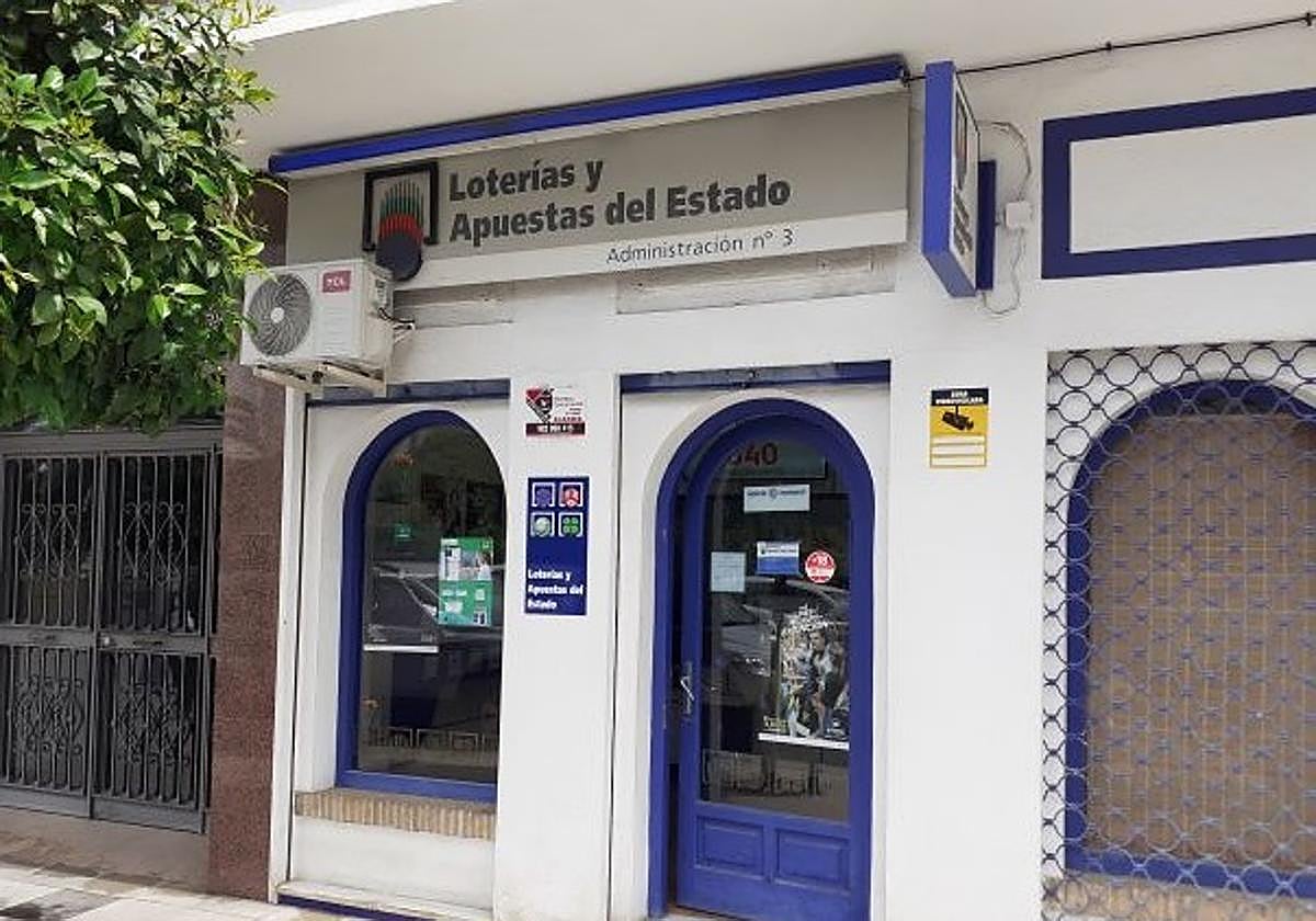 Los dos andaluces que han rozado el bote histórico del Euromillones (en la imagen una de las administraciones que van vendido un boleto premiado).