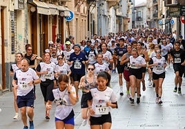Participantes por el centro de la ciudad.