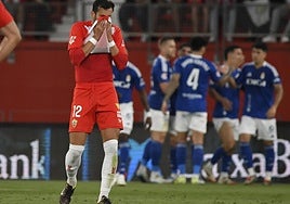 Leo Baptistao lamenta uno de los goles de Nacho Vidal para el Oviedo.