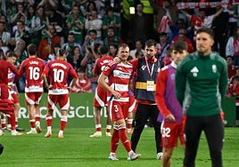 Los futbolistas, derrotados en Santander.
