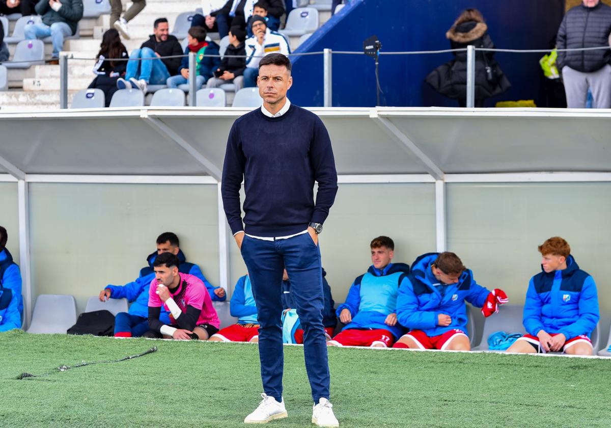 Manu del Moral asiste a un partido del Motril esta pasada temporada.