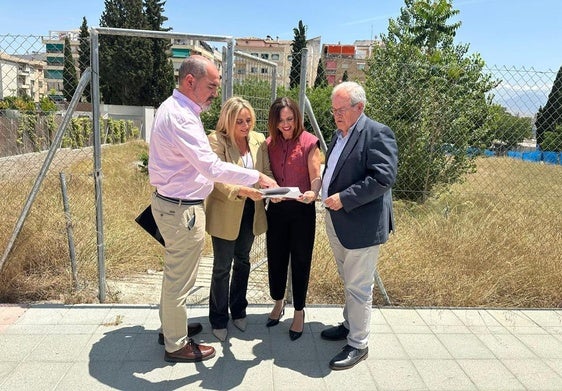 La consejera de Fomento, Rocío Díaz, ha indicado que se da un nuevo paso para hacer uso de «este suelo residencial de Camino de Ronda que se encontraba en desuso desde hace 17 años».