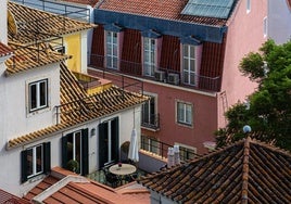 Imagen de una terraza y varios balcones.