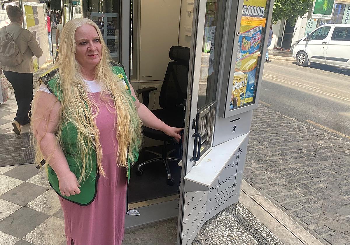 Mari Carmen, vendedora de la ONCE, posa para IDEAL.