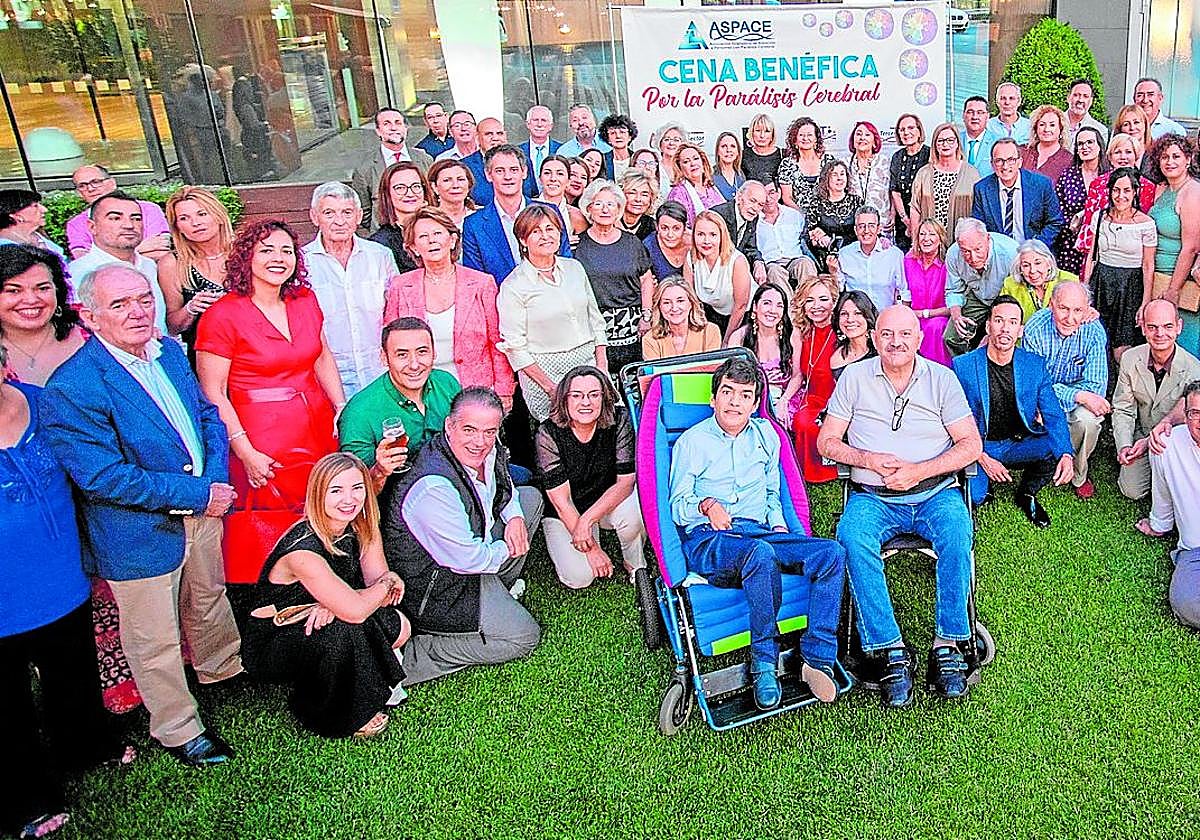 Los asistentes a la cena benéfica de Aspace posan para IDEAL.