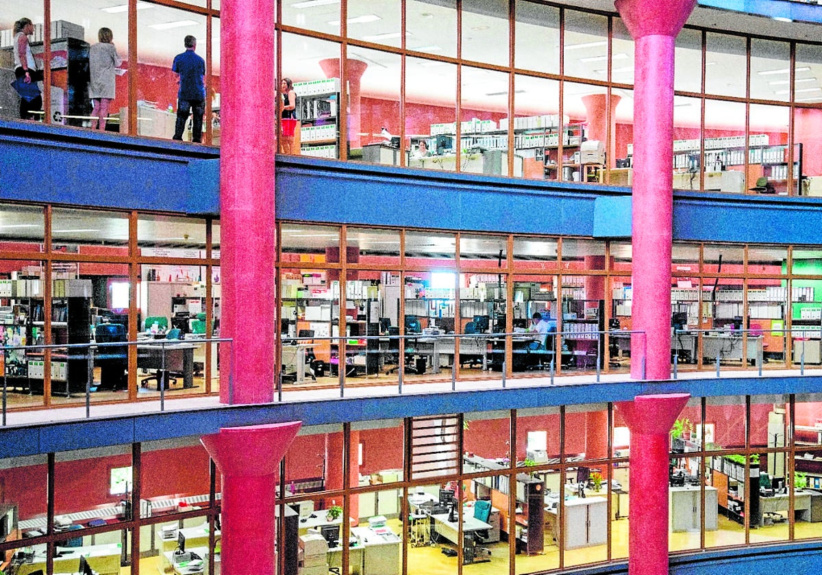 Oficinas de una de las sedes de la Junta de Andalucía en Sevilla.