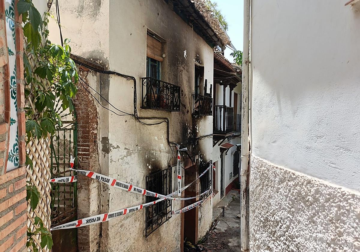 Imagen principal - Estado en el que ha quedado la vivienda tras el incendio.