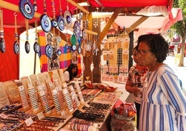 Curioseando en los puestos del mercadillo.