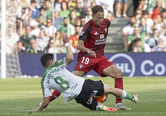 Pugna por un balón durante el partido entre el Racing y el Mirandés.