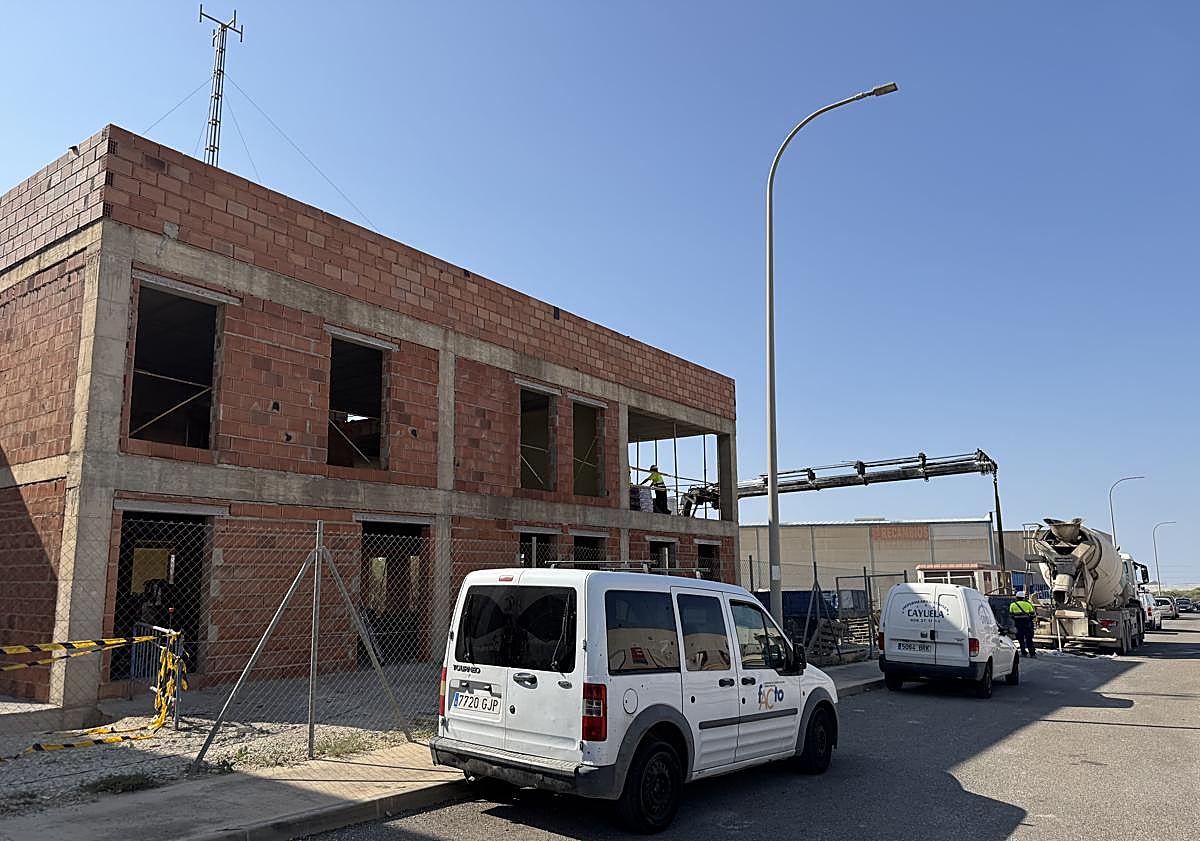 Imagen principal - El parque de bomberos de Níjar se acerca a su puesta en funcionamiento