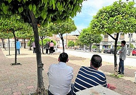 Vecinos de Láchar en la plaza del pueblo.