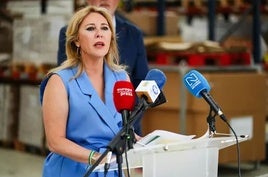 La consejera de Economía y portavoz del Gobierno andaluz, Carolina España, atiende a los medios durante una visita a una empresa en Rute