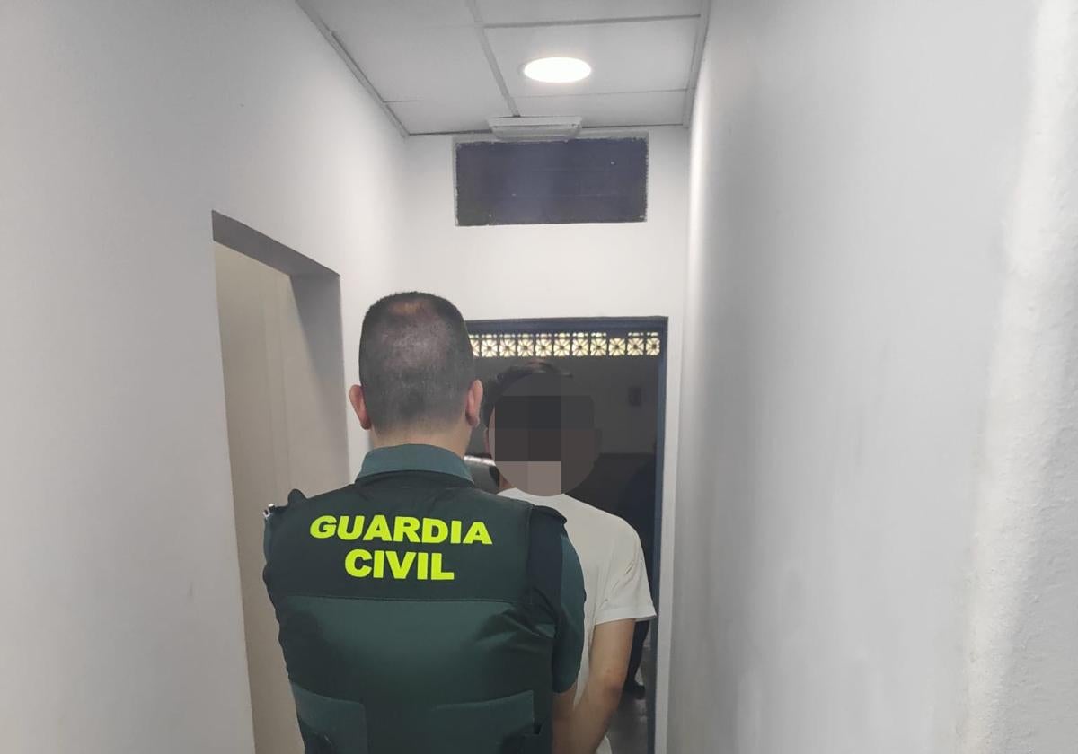 Unos narcos agreden a unos guardias civiles y les cierran el paso con el coche cuando iban a detenerlos