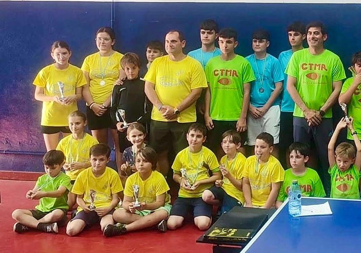 Cerca de 50 deportistas clausuran la temporada de la Escuela Municipal de Tenis de Mesa y Bádminton en Almuñécar