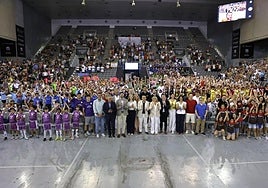 Foto de familia de la ceremonia de clausura de los Juegos Deportivos Municipales de Granada capital.
