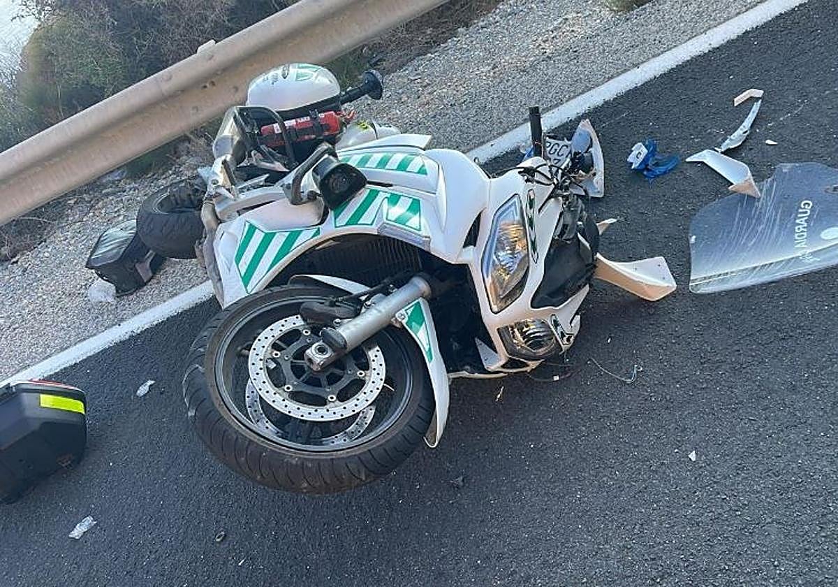Un agente de la Guardia Civil sufre un accidente de tráfico.