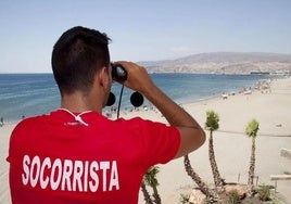 Rescatados dos bañistas con tablas de paddle surf que se vieron arrastrados por el mar en Cabo de Gata