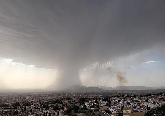 Tormenta durante la tarde del domingo vista desde San Miguel Alto