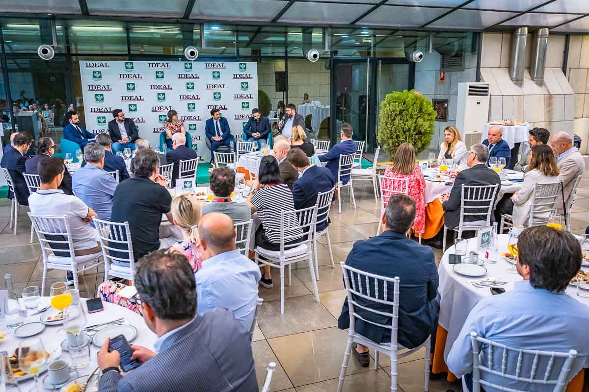 Las imágenes del desayuno informativo de IDEAL sobre la IA en la empresa