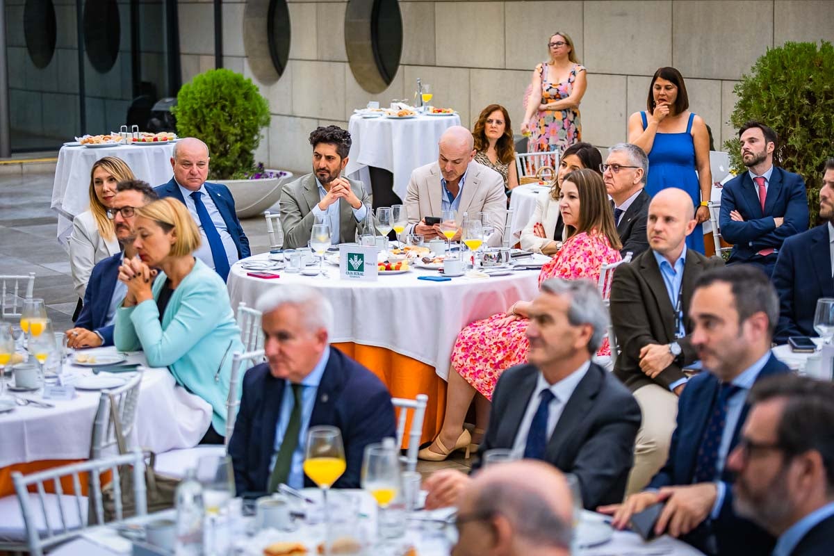 Las imágenes del desayuno informativo de IDEAL sobre la IA en la empresa