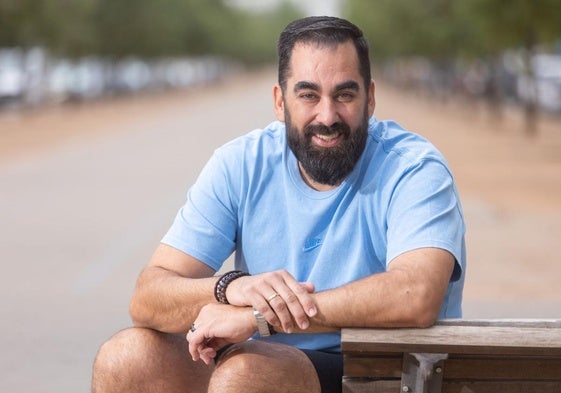 Ramón Díaz posa sonriente, es un joven embajador del baloncesto granadino en los banquillos de América, de México a Canadá hasta las puertas de la NBA.