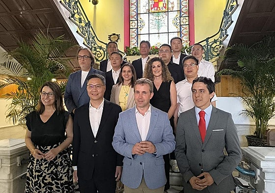 Representantes del Ayuntamiento junto a la delegación china