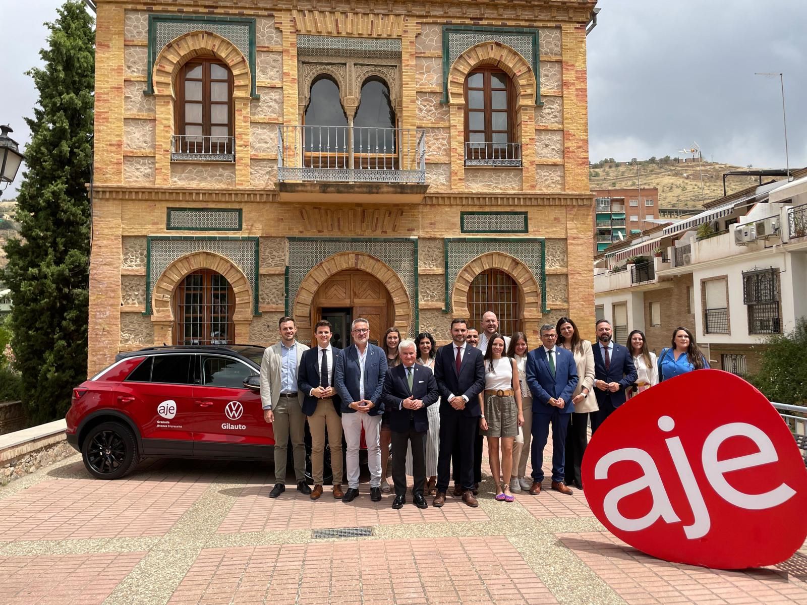 La nueva junta directiva de AJE y la saliente junto a los representantes institucionales.