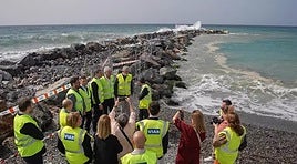 El delegado del Gobierno en Andalucía, Pedro Fernández, en el espigón.