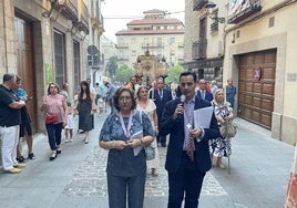 Rezo del rosario de San Bernabé, este martes, por la calle Hurtado de la capital.