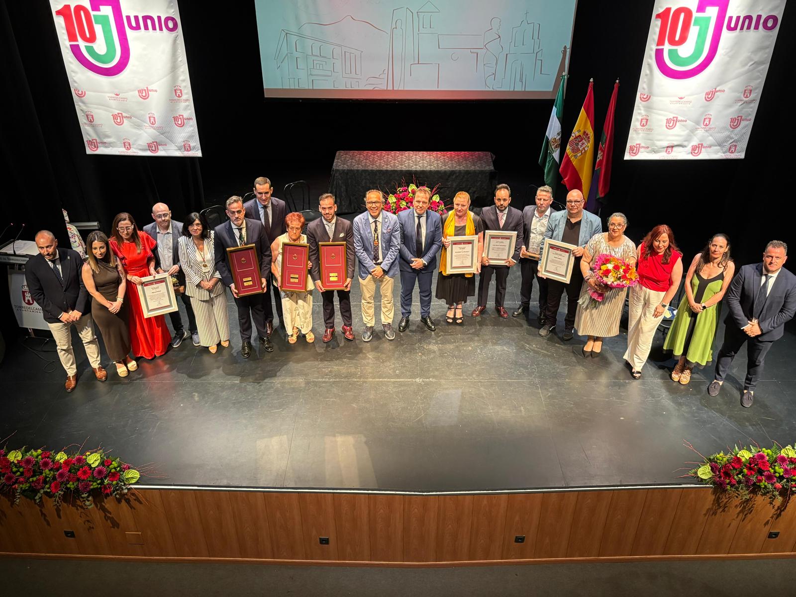 Foto de familia de los premiados con los representantes de las administraciones.