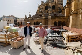El director del hotel, Miguel Estévez y el jefe de la obra, Antonio Pedro Martín en la terraza del Claridge.