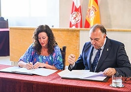 La alcaldesa de Almería y el consejero de Turismo firman el convenio sobre VUT.